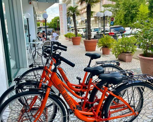Bikes and tables outside the hotel