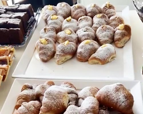 Brioche, marmellate e succhi a colazione