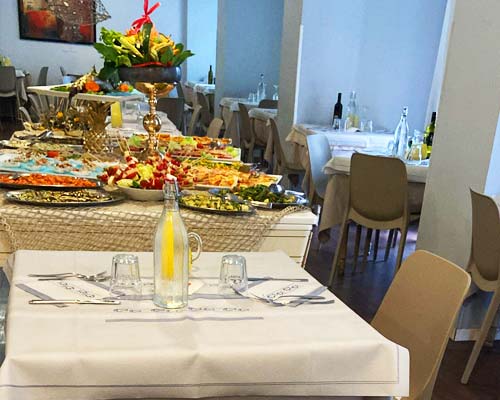 Tavolo apparecchiato e buffet