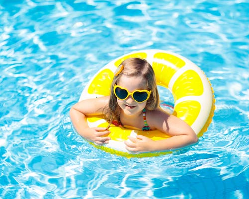 Bimba in piscina