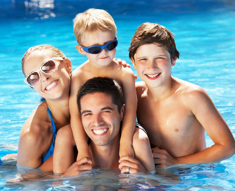 Famiglia nella piscina dell'hotel