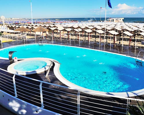 La piscina in spiaggia